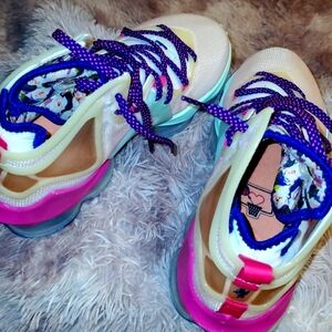 LeBron 19 Valentines day size 8 men